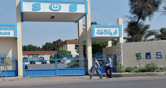 Organisation non-gouvernementale à caractère social et humanitaire, l’Association Tunisienne SOS Villages d’Enfants est un concept unique dans son genre qui cherche à redonner aux enfants sans soutien familial ou en danger (orphelins, abandonnés, défavorisés, etc.) la chance et le bonheur de grandir dans un foyer chaleureux. Et ce, sous l’œil bienveillant d’une mère SOS et sous la protection de toute une équipe professionnelle, pluridisciplinaire et responsable. Dans le cadre de sa stratégie de communication et de son ouverture sur le paysage médiatique, l’Association Tunisienne des Villages d’Enfants SOS (ATVESOS) ouvre ses portes aux journalistes et organise une caravane de presse qui se rendra les 18 et 19 mars courant, dans les 4 villages de l’Association (Gammarth, Siliana, Akouda et Mahres). Au cours de cette caravane, les journalistes et représentants des médias prêteront oreille attentive aux protégés de cette structure d’encadrement de l’enfance abandonnée et menacée qui prend en charge actuellement environ 2 500 enfants et jeunes sans soutien sur tous les plans (Protection, vivres, hébergement, éducation, prise en charge sanitaire, assistance psycho-sociale, divertissement…). Cette caravane, outre sa vocation d’information et de sensibilisation au système de prise en charge des enfants abandonnés, a, en effet, pour objectif ultime d’impliquer les médias, de par leur responsabilité sociétale et en tant que médias inclusifs, dans les efforts d’amélioration de la prise en charge des enfants et de mobilisation des ressources qui se basent essentiellement sur les donations et le parrainage. L'objectif est aussi de sensibiliser les acteurs de la société civile à l’importance de leurs concours au budget de l’association auquel l’Etat contribue à raison de 20 à 50 %, d’où l’obligation pour l’ATVESOS de mobiliser le reste des montants à travers la collecte des dons des Tunisiens (personnes physiques et morales, société civile…).