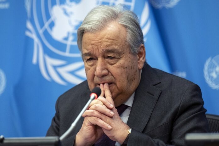 À l'issue de deux jours de discussions à Berlin sur l’avenir du maintien de la paix, le message du Secrétaire général de l’ONU n’a pas varié : le monde traverse une phase de fragmentation dangereuse et les outils du multilatéralisme doivent être repensés, renforcés, adaptés. António Guterres a profité de sa visite dans la capitale allemande, les 13 et 14 mai, dans le cadre d’une réunion ministérielle biennale sur les opérations de maintien de la paix à laquelle ont participé plus d’une centaine de pays, pour dresser un diagnostic lucide des limites actuelles des missions onusiennes. « Les opérations de maintien de la paix sont aujourd'hui confrontées à des défis considérables, qui aggravent les dangers auxquels nos courageux soldats de la paix sont déjà confrontés », a dit M. Guterres, lors d’une conférence de presse, en présence de Johann Wadephul et Boris Pistorius, les ministres allemands des affaires étrangères et de la défense, respectivement. Besoin de souplesse Face à « une méfiance croissante », à « un nombre record de conflits » et à l’essor de la criminalité transnationale et des attaques contre les soldats de la paix, le Secrétaire général appelle à « nous poser des questions difficiles sur les mandats qui guident ces opérations, ainsi que sur les résultats et les solutions possibles ». « Les Casques bleus – et les populations qu'ils protègent – ne méritent rien de moins », a-t-il martelé, en insistant sur la nécessité d’un « soutien politique » accru et d’une adaptation aux réalités locales : « Chaque contexte est différent. De nos opérations au Liban, en République centrafricaine et au Soudan du Sud… à notre partenariat avec l'Union africaine […] nous nous efforçons d'adapter et de soutenir nos missions aux besoins et exigences de chaque contexte ». Contraintes financières Les défis sont aussi budgétaires. « Il est absolument essentiel que tous les États membres respectent leurs obligations financières et versent leurs contributions intégralement et ponctuellement », a-t-il rappelé, alors que les opérations de paix souffrent d’un grave déficit de liquidités. Cette réunion ministérielle s’inscrit dans le cadre d’un réexamen plus vaste lancé par les États membres en septembre, à travers le Pacte pour l’avenir des Nations Unies. Objectif : rendre les missions « plus efficaces, plus rentables, plus flexibles et plus résilientes », y compris dans les contextes « où il n’y a pas de paix à maintenir ». L'Allemagne à l'honneur Quelques heures plus tard, c’est aux côtés du chancelier allemand Friedrich Merz, durant une conférence de presse conjointe, que le chef de l’ONU a poursuivi son plaidoyer. « L'Allemagne est un pilier du multilatéralisme… Un soutien ferme et généreux des Nations Unies… Une voix de la paix et une défenseuse des droits de l'homme… Un leader engagé dans la lutte contre le changement climatique… Et un partenaire essentiel pour le maintien et la consolidation de la paix », a-t-il salué, soulignant le rôle central de Berlin au Liban, en Syrie et au Soudan. Face aux crises majeures, António Guterres a aussi renouvelé ses appels. « Je réitère mon appel à un cessez-le-feu immédiat et inconditionnel en Ukraine afin d'ouvrir la voie à une paix juste », a-t-il déclaré, insistant sur « le respect de l'intégrité territoriale » du pays. Concernant Gaza, il a demandé « la libération immédiate et inconditionnelle de tous les otages, un accès humanitaire sans entrave et une cessation immédiate des hostilités ». Investir dans le développement Au-delà de la sécurité, c’est la transformation du système international que M. Guterres entend accélérer. « Nous plaiderons notamment pour l'allègement de la dette et la réforme de l'architecture financière mondiale afin de soutenir les pays en développement », a-t-il précisé, en référence à la future conférence de Séville sur le financement du développement, fin juin, et à la prochaine conférence internationale sur le climat, dite COP30, qui aura lieu en novembre au Brésil. Alors que l’Organisation des Nations Unies fête ses 80 ans cette année, le Secrétaire général a lancé un dernier appel. « Nous comptons sur l'Allemagne pour continuer à défendre la solidarité et les solutions dont notre monde a besoin aujourd'hui ».