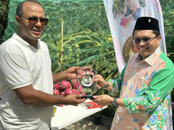 L’ambassadeur d’Indonésie visite une ferme de fruits tropicaux à Mornag : Éloge d’une expérience innovante
