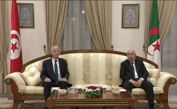 Kaïs Saïed en Algérie pour l’IATF 2025 : accueil officiel à Alger