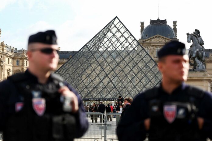 Le vol du siècle au Louvre : des failles de sécurité et des aveux partiels secouent la France