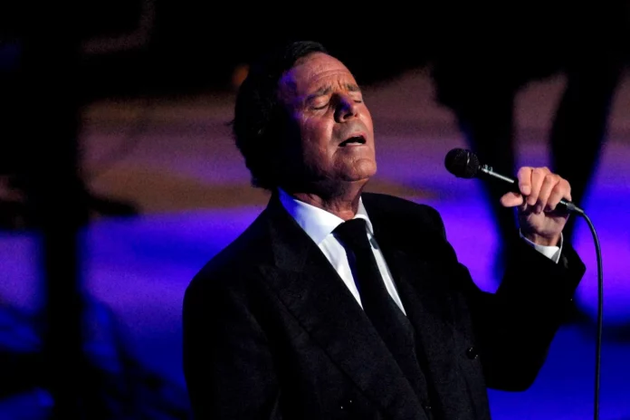 Accusations de délits sexuels : Julio Iglesias dément les plaintes déposées contre lui