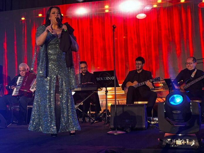 La soirée du réveillon organisée par le maestro Riadh Boudinar à l’hôtel Radisson Blu de Tunis a été un véritable moment d’exception. Placée sous le signe de la fête, de l’émotion et de la musique, cette nuit mémorable a rassemblé un public hétérogène et enthousiaste, comptant près d’un millier de personnes venues célébrer le passage à la nouvelle année dans une ambiance festive et raffinée.